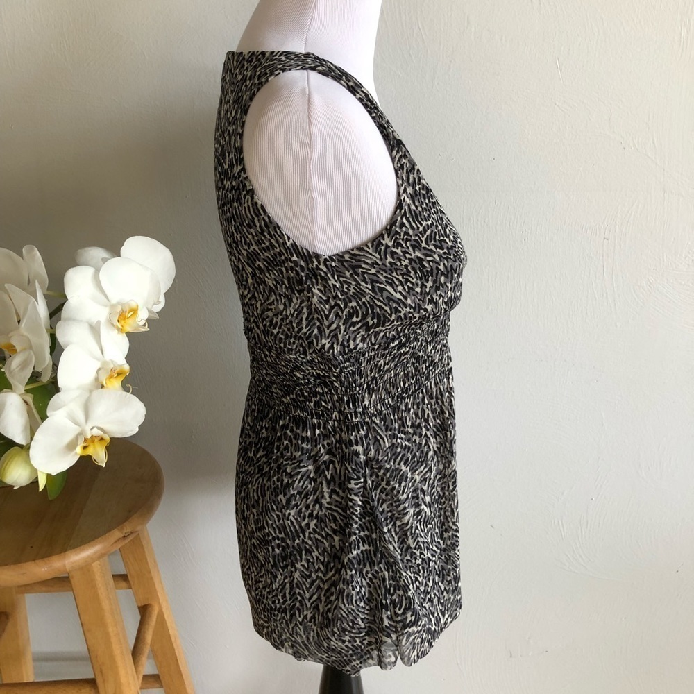 💜 Michael Kors mesh v-neck black and gray printed blouse 💜 - Picture 2 of 4